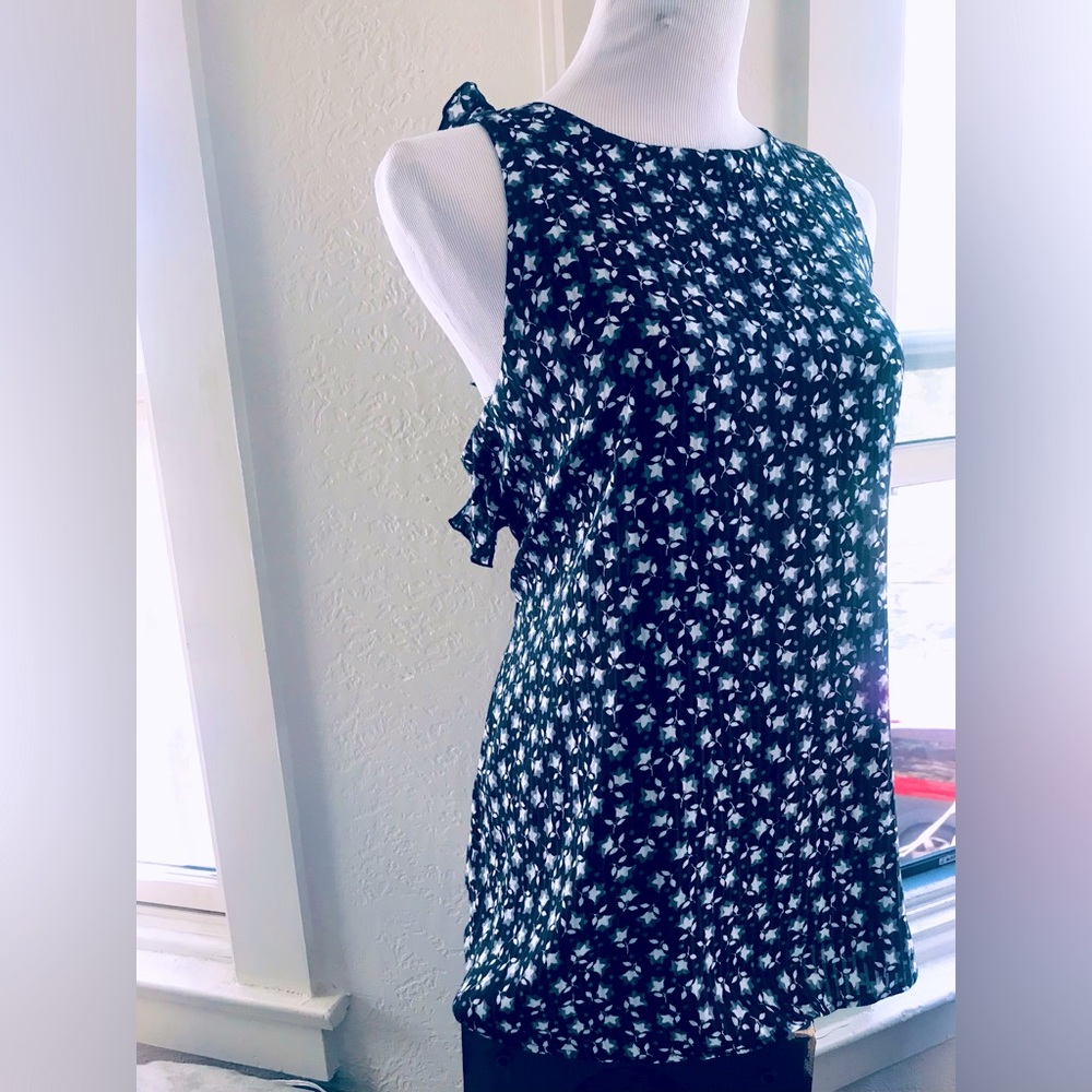 LOFT by Ann Taylor Navy and White Patterned blouse ruffle accent in the back M